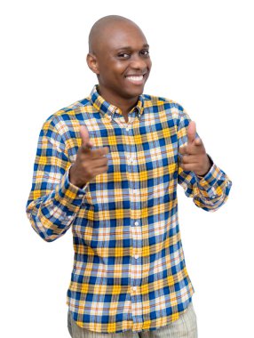 Yakışıklı Afro-Amerikan kel adam beyaz arka planda izole edilmiş.