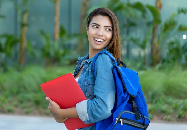 Lachende Lateinamerikanische Studentin Sommer Der Stadt — Stockfoto