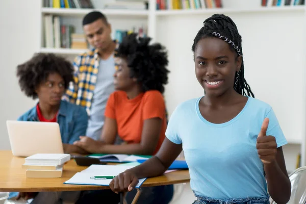 Bella Afro Americana Giovane Adulto Con Dreads Gruppo Studenti Classe — Foto Stock