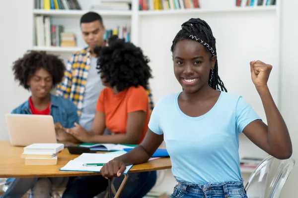 Jublande Afrikansk Amerikansk Ung Vuxen Med Dreads Och Grupp Studenter — Stockfoto