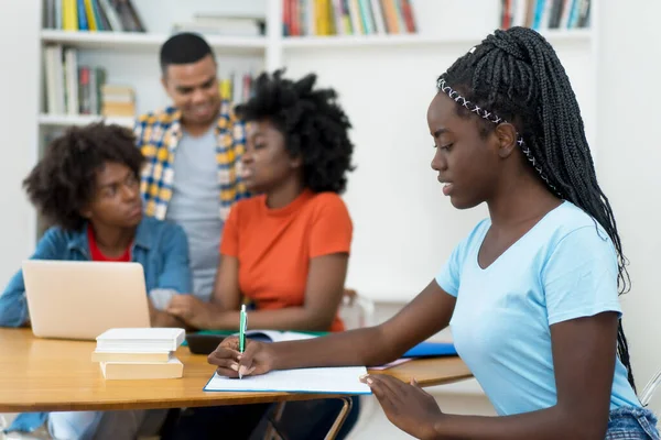 Afroameričtí Mladí Dospělí Dredy Skupinou Studentů Vysoké Škole — Stock fotografie