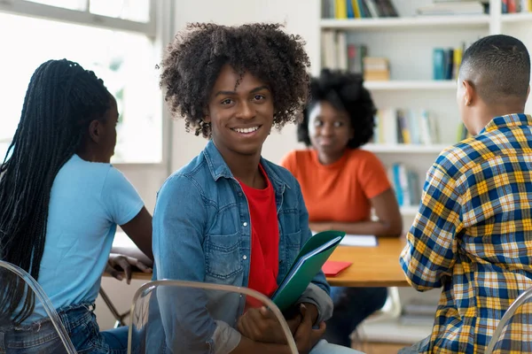 Afroamerikanische Männliche College Studenten Schreibtisch Mit Einer Gruppe Von Studenten — Stockfoto