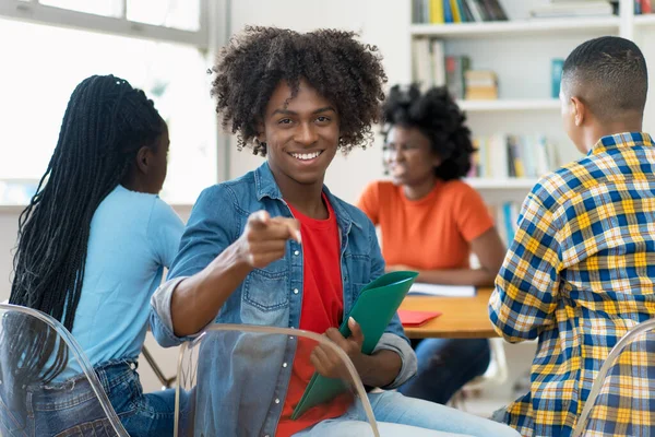 Glad Afrikansk Amerikansk Manlig College Student Vid Skrivbordet Med Grupp — Stockfoto