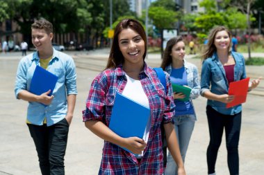 Yazın şehirde bir grup genç yetişkinle genç Brezilyalı kız öğrenci