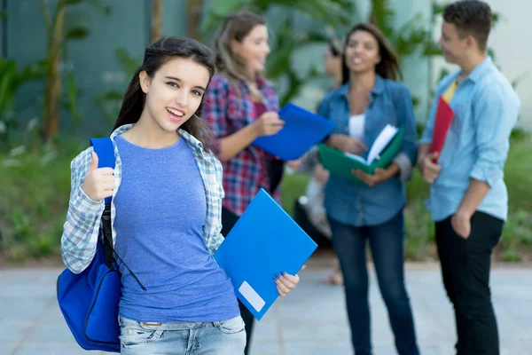 Jubelnde Amerikanische Studentin Mit Einer Gruppe Junger Erwachsener Sommer Der — Stockfoto