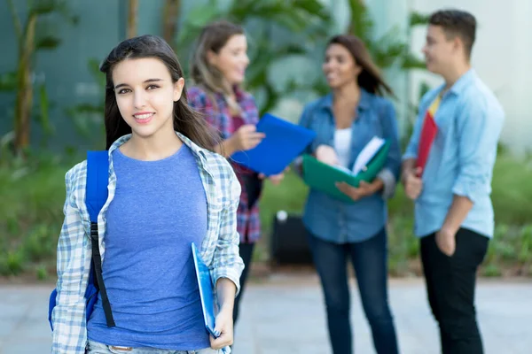 Étudiante Américaine Riante Avec Groupe Jeunes Adultes Été Ville — Photo