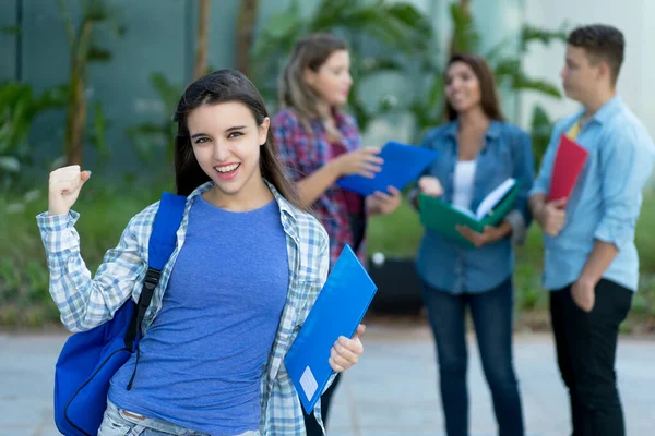 Estudiante Americana Exitosa Con Grupo Adultos Jóvenes Verano Ciudad —  Fotos de Stock