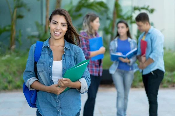 Skrattande Latinamerikansk Kvinnlig Student Med Grupp Unga Vuxna Sommaren Staden — Stockfoto