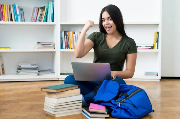 Succesvolle Spaanse Computer Student Met Laptop Indoor Thuis — Stockfoto