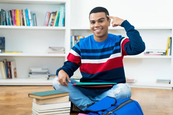 Smart Brasiliansk Ung Vuxen Student Med Hängslen Inomhus Hemma — Stockfoto