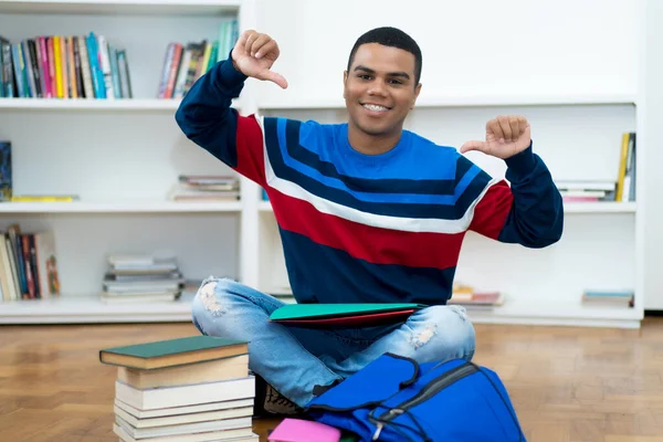 年轻英俊的巴西学生 在家里带着牙套 — 图库照片