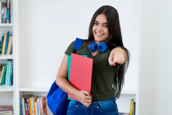 Risate Studentessa Spagnola Con Capelli Lunghi Classe Dell Università — Foto Stock