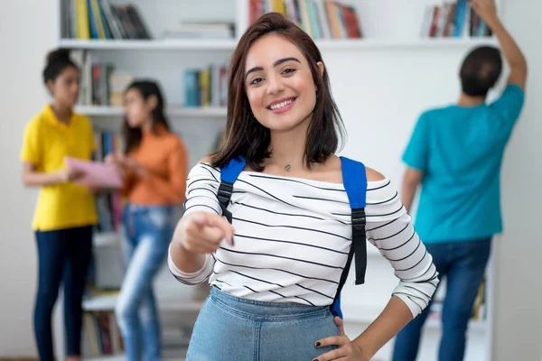 Chytrá Kavkazská Studentka Skupinou Studentů Vysoké Škole — Stock fotografie