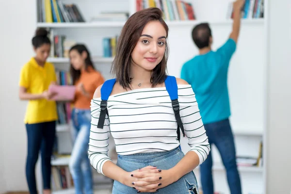 Kavkazská Studentka Skupinou Studentů Vysoké Škole — Stock fotografie