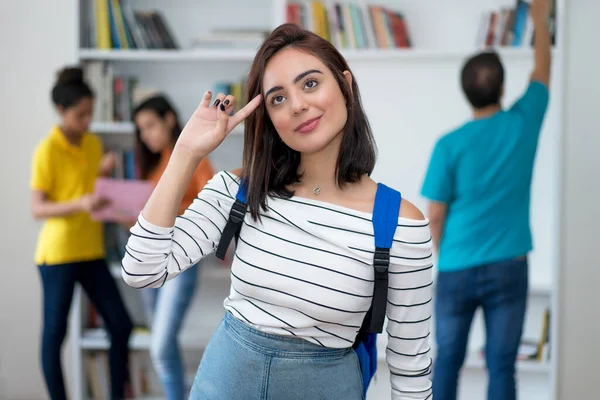 Criativa Estudante Caucasiana Com Grupo Estudantes Sala Aula Universidade — Fotografia de Stock