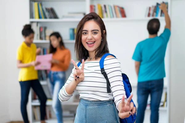 Veselá Kavkazská Studentka Skupinou Studentů Vysoké Škole — Stock fotografie