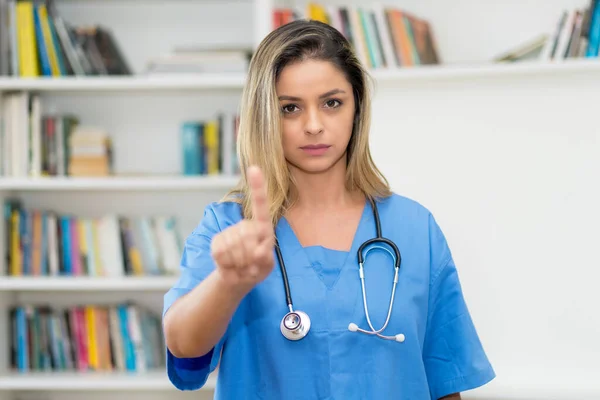 Blond Volwassen Vrouw Verpleegkundige Het Ziekenhuis Aanbevelen Sociale Afstand — Stockfoto