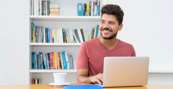 Latino Américain Avec Barbe Travaillant Ordinateur Maison — Photo