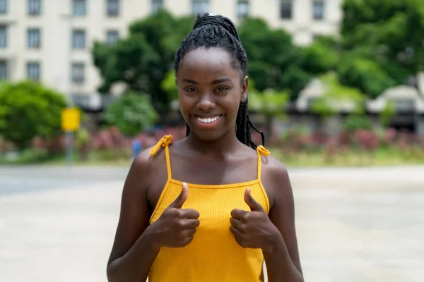 Afro Americana Jovem Adulto Mostrando Ambos Polegares Para Cima Livre — Fotografia de Stock