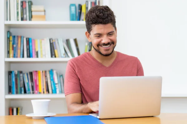 Homme Latino Américain Moderne Avec Barbe Travaillant Ordinateur Maison — Photo