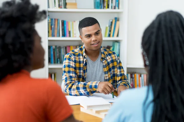 Adulto Joven Brasileño Hablando Con Estudiantes Afroamericanos Aula Universidad — Foto de Stock