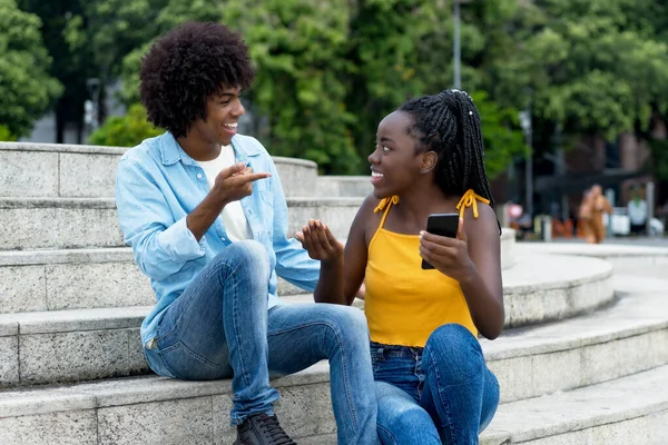 African American Young Adults Mobile Phone Discussion Outdoor Summer City — Stock Photo, Image