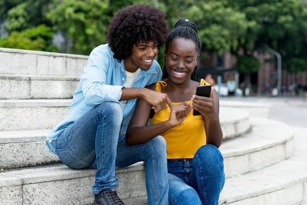 Afrikai Amerikai Befolyásoló Üzenet Kültéri Mobiltelefonnal Nyáron Városban — Stock Fotó