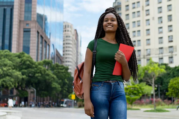 Riendo Afroamericana Estudiante Femenina Con Trenza Espacio Copia Aire Libre —  Fotos de Stock
