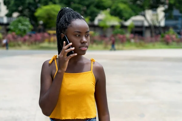 Afro Americana Fêmea Jovem Adulto Falando Telefone Livre Verão Cidade — Fotografia de Stock