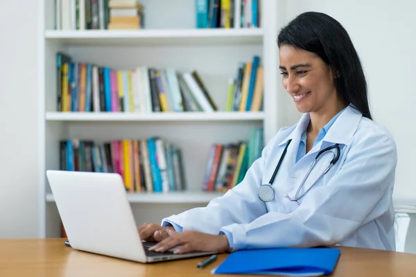 Λατινοαμερικανίδα Γιατρός Απαντά Ερωτήσεις Ασθενών Online Στο Νοσοκομείο — Φωτογραφία Αρχείου