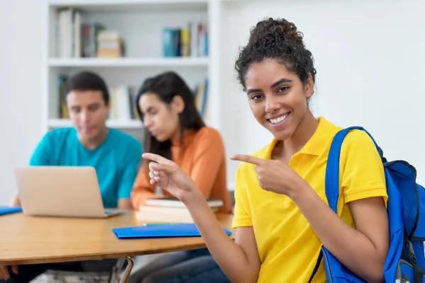 ブラジル人の女子学生で大学の教室にコンピュータサイエンスの学生がいます — ストック写真