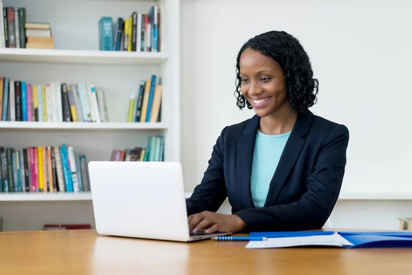 Uma Mulher Negócios Afro Americana Trabalhar Computador Escritório Para Ficar — Fotografia de Stock