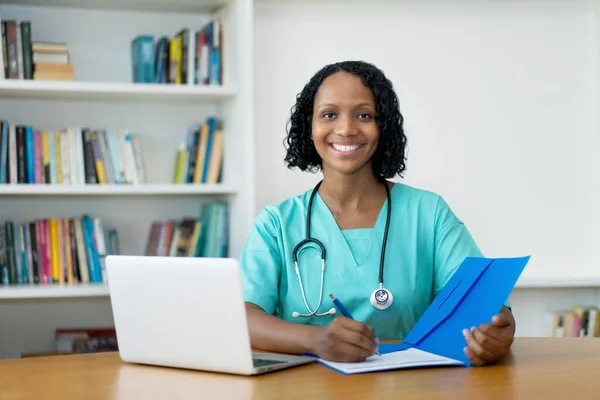 Magnifique Médecin Afro Américain Avec Dossier Patient Hôpital — Photo