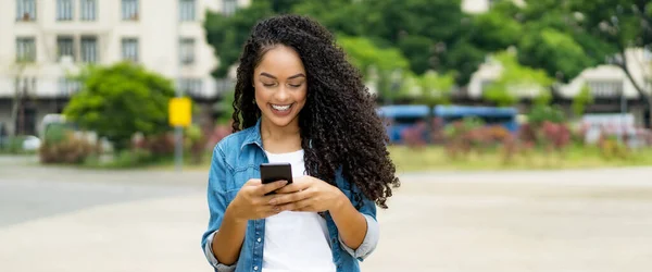 Gyönyörű Brazil Fiatal Felnőtt Fogszabályzóval Üzenetet Küld Mobiltelefonnal Kültéri Nyáron — Stock Fotó