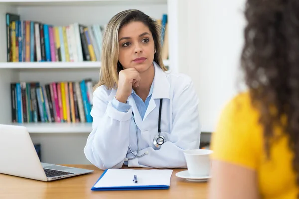 Ασθενής Μιλάει Γυναίκα Γιατρό Για Προβλήματα Και Συμπτώματα Στο Νοσοκομείο — Φωτογραφία Αρχείου