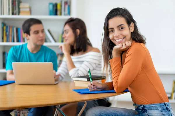 Estudante Mexicana Bonita Com Grupo Estudantes Ciência Computação Sala Aula — Fotografia de Stock