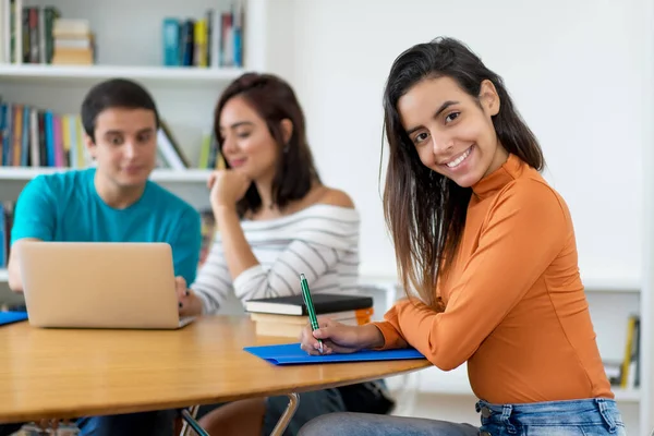 Studentessa Messicana Ridente Con Gruppo Studenti Informatica Classe Dell Università — Foto Stock