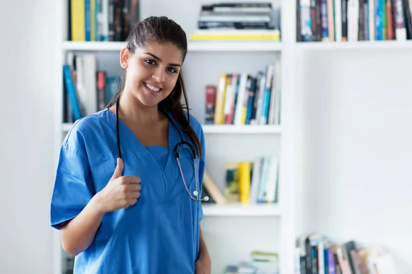 Оптимистичная Молодая Испанская Медсестра Студентка Медик Больнице — стоковое фото
