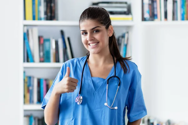 Felice Giovane Adulto Spagnolo Infermiera Femminile Studente Medicina Ospedale — Foto Stock