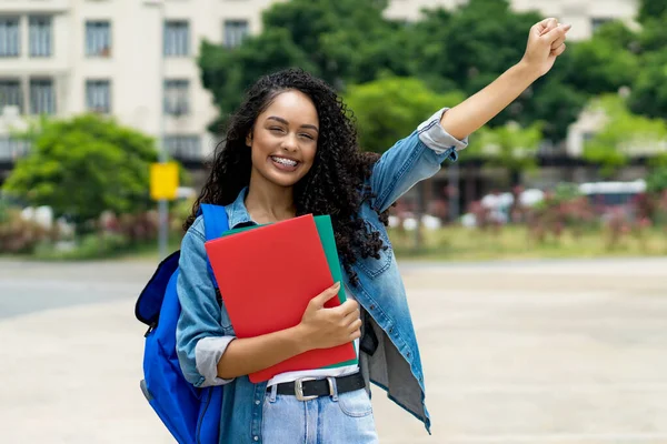 Jásot Brazilské Studentky Rovnátka Létě Městě — Stock fotografie