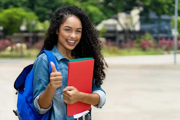 Śmiejąca Się Brazylijska Studentka Aparatem Zębach Latem Mieście — Zdjęcie stockowe