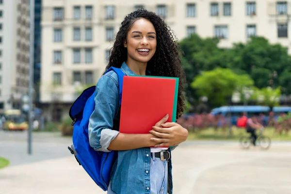 Prachtige Braziliaanse Studente Met Beugel Zomer Stad — Stockfoto