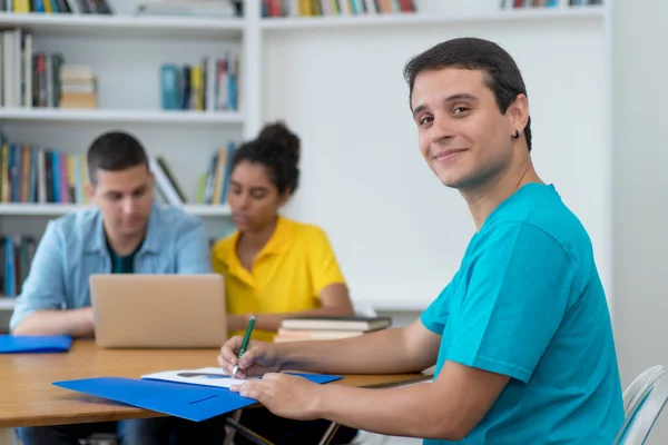 Aprendendo Alemão Estudante Sexo Masculino Com Grupo Estudantes Ciência Computação — Fotografia de Stock