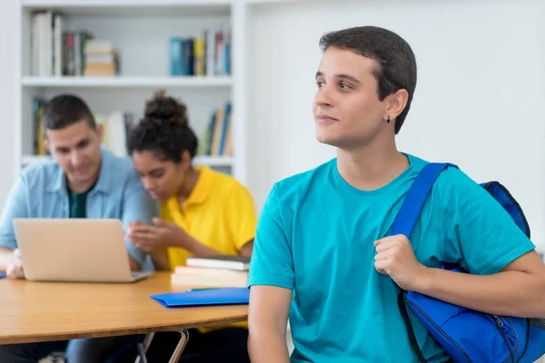 Mladý Německý Student Mužského Pohlaví Skupinou Studentů Informatiky Univerzitě — Stock fotografie