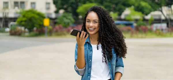 Lachende Junge Erwachsene Brasilianerin Mit Smartphone Spracherkennung Sommer Der Stadt — Stockfoto