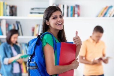 İspanyol kız öğrenci başarılı bir mezuniyet ve üniversite diploması aldığı için mutlu.