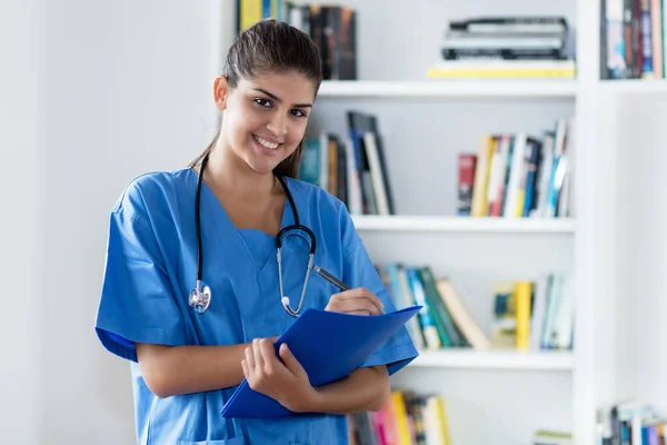 Mooie Spaanse Vrouwelijke Verpleegster Aan Het Werk Het Ziekenhuis — Stockfoto