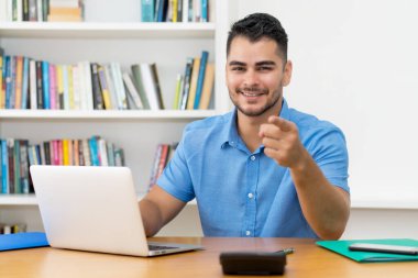 Bilgisayar başında sakallı yakışıklı hippi evde kalmayı öneriyor.