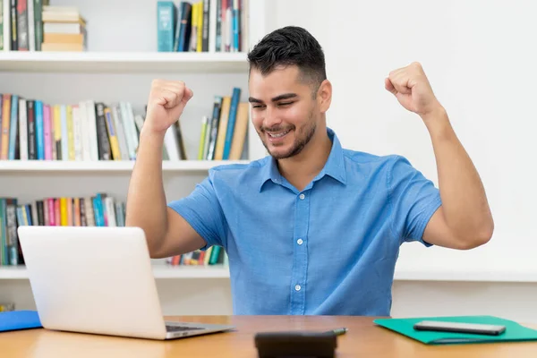 Vrolijke Spaanse Hipster Man Met Baard Werken Computer Thuis — Stockfoto