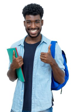 Sakallı Afrikalı Amerikalı bir erkek öğrenci. Başparmağını beyaz arka planda gösteriyor.